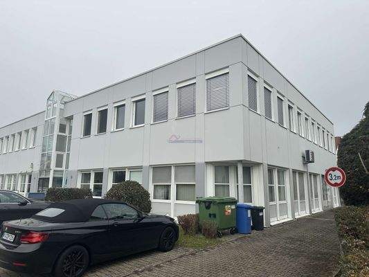 Gebäudehälfte Einfahrt Stellplätze