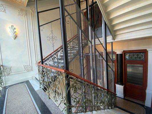 Lichtdurchflutetes Treppenhaus