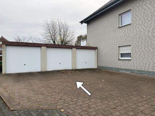 Garage und Stellplatz