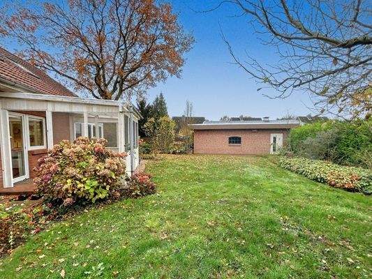 Garten und überdachte Terrasse