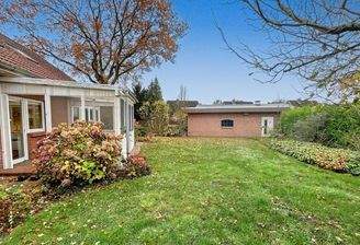 Garten und überdachte Terrasse