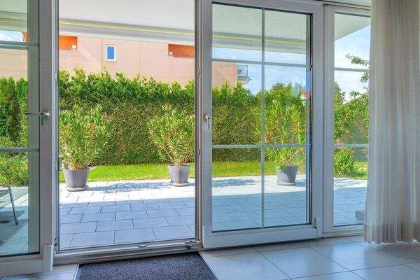 Blick auf die Terrasse vom Wohnzimmer