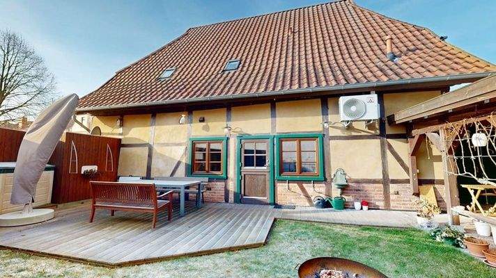 Garten mit überdachter Terrasse