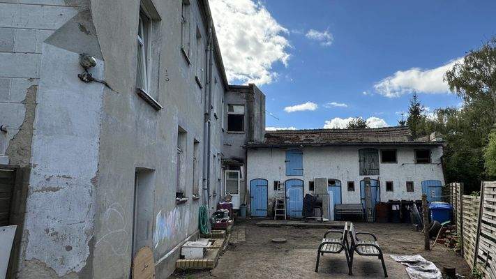 Hof mit großem Hofgebäude