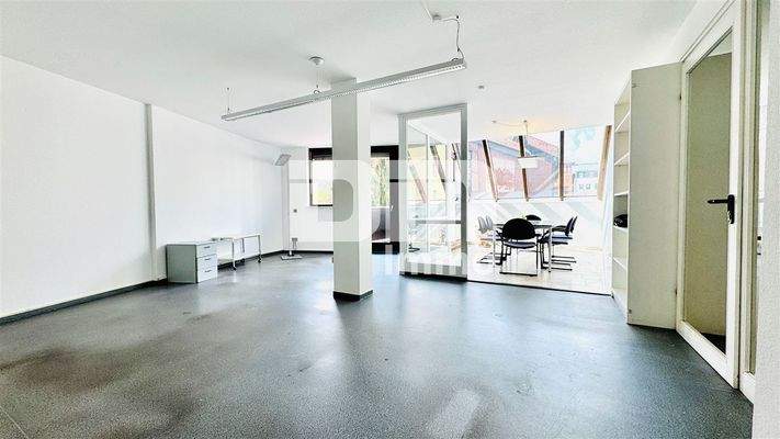 Büroraum 1 groß / Zugang Balkon 1