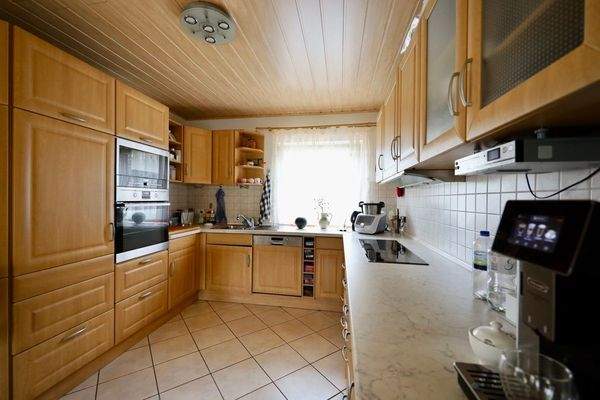 offene Küche mit viel Stauraum und Einbaugeräten