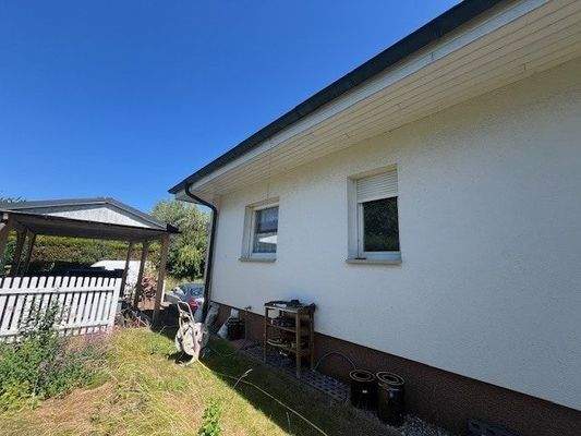 Seitenansicht mit Carport