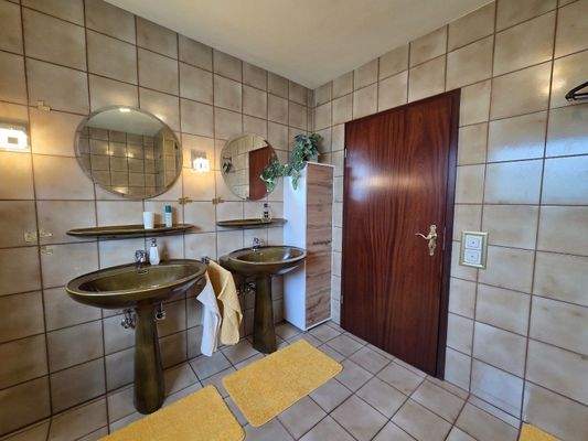 Wohlfühlbad mit Wanne u. Dusche EG