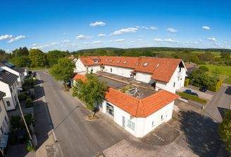 Drohennaufnahme vom Wohn- und Geschäftshaus in 61250 Usingen