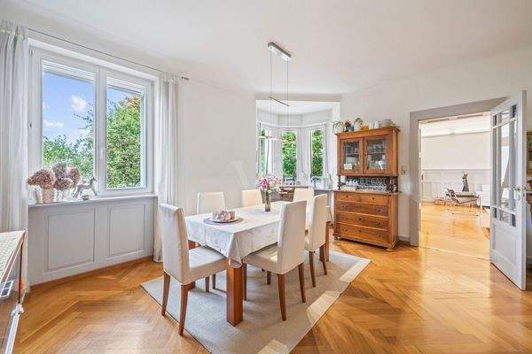 Das Esszimmer befindet sich zwischen Küche und Kaminzimmer