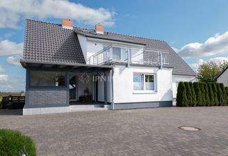 01_Godow_Hausansicht_Hof_ipn-173_Online