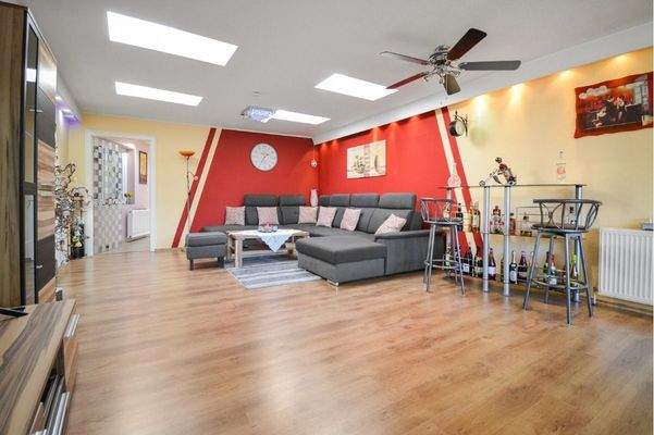 großer Wohnbereich im Anbau mit Oberlichtern für v