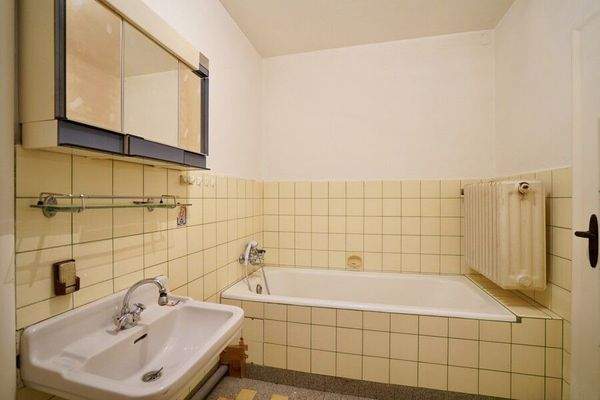 Badezimmer mit Badewanne 