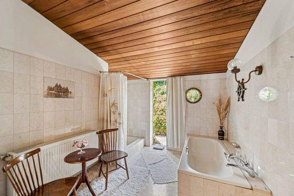 Tageslichtbad mit Wanne und Dusche