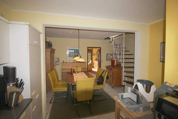 Blick auf Ess- und Wohnzimmer mit OG-Treppe