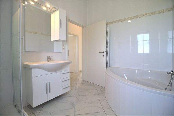 Badezimmer mit Fenster