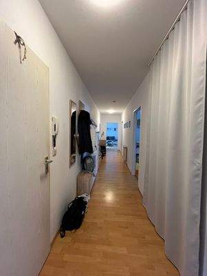 Langer Flur mit Holzboden