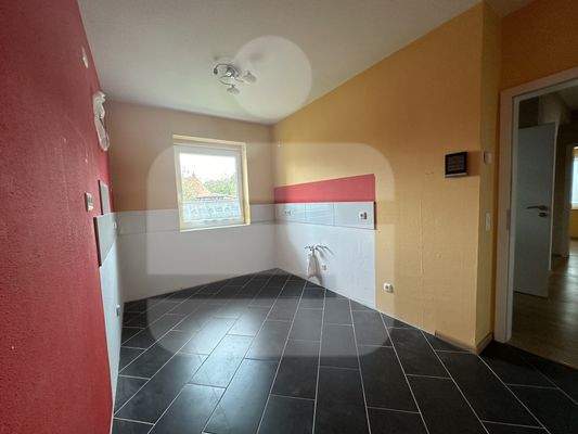 Küche mit Fenster zur Straße