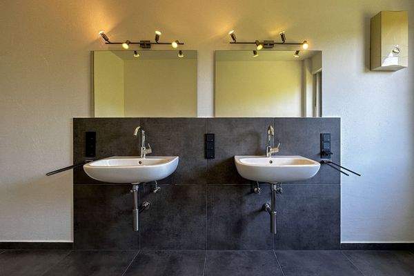 zwei Waschbecken