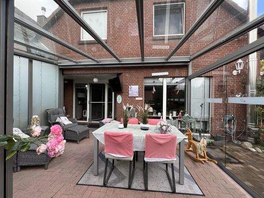 überdachte Terrasse mit Blick ins Wohnzimmer