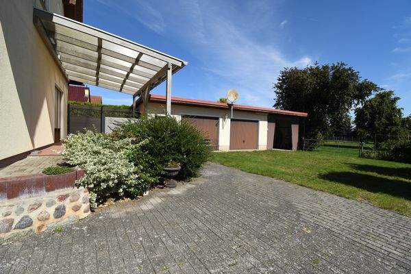 Blick auf Terrasse und Hofbereich