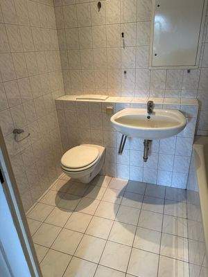 Helles Badezimmer mit WC