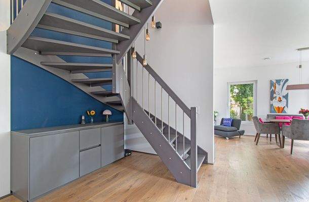 einladender Flur mit stilvoller Treppe