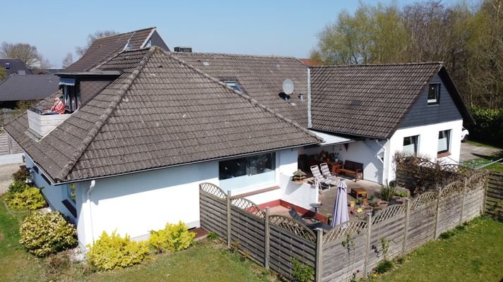 seitliche Ansicht mit Balkon im DG
