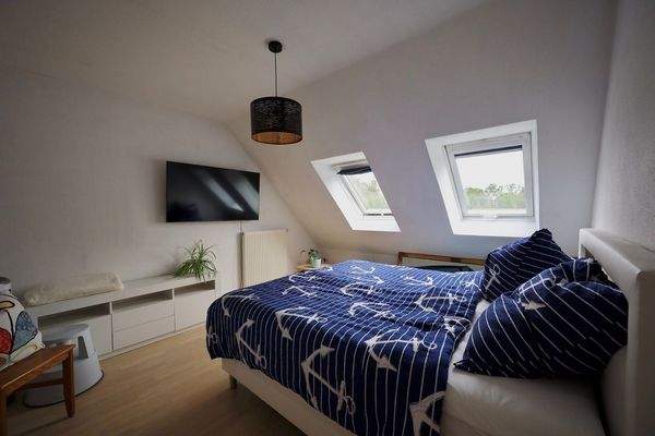 geräumiges, helles Schlafzimmer