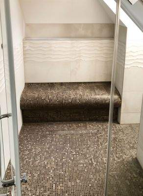 Wellness-Dusche mit Sitzbank | Wellness shower with bench