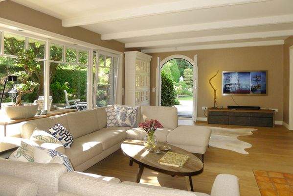 mit lichtdurchflutetem Wohnzimmer