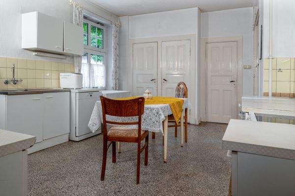 6. Küche mit Speisekammer, Kellerabteil und Durchgang zur Hausbar.jpg