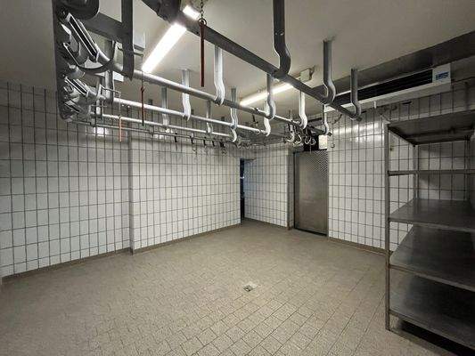 Kühlraum mit Rohrbahn