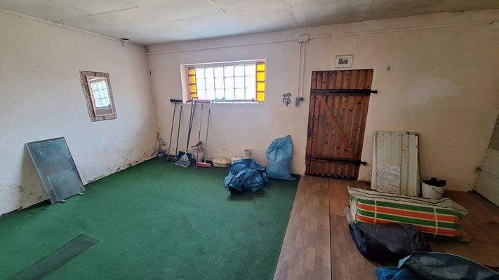 ehemaliger Stall im Erdgeschoss könnte ein Zimmer werden