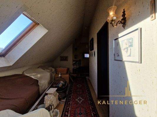 OG: Gang ca. 14,39 m²