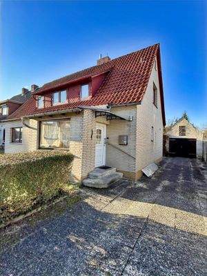 Eingangsbereich/ Zufahrt zur Garage