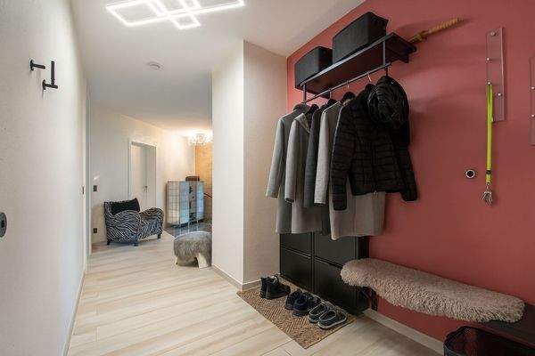 einladender Flur mit Garderobe