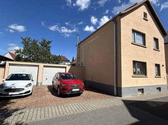 H 548 Straßenanischt mit Garagen.jpeg