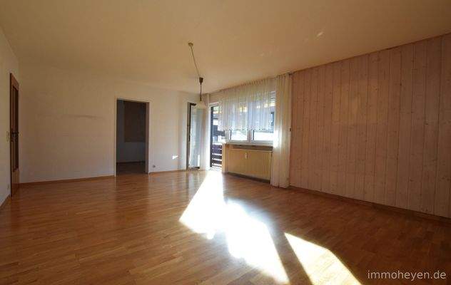 Wohnzimmer mit Zugang zum Balkon