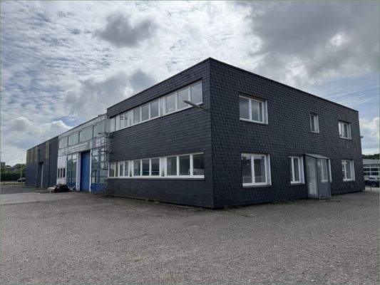 Gebäudekomplex: Büro- und Lagerhallen