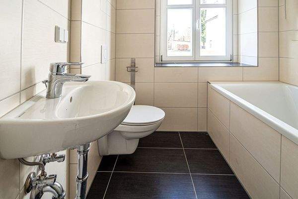 EG - Bad mit Badewanne und Fenster