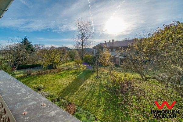 Sonniger Süd-Balkon mit Blick in den Garten