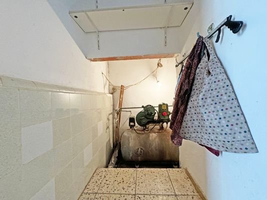 Pumpe unter der Treppe für Brunnenwasser