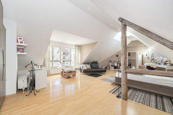 Stilvoll eingezogener Holzbalken