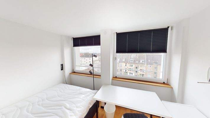 Helles Zimmer mit Stadtblick