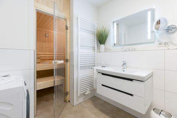 Badezimmer mit angrenzender eigener Sauna 