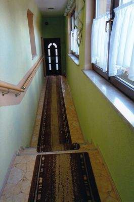 langer Flur zum Hof