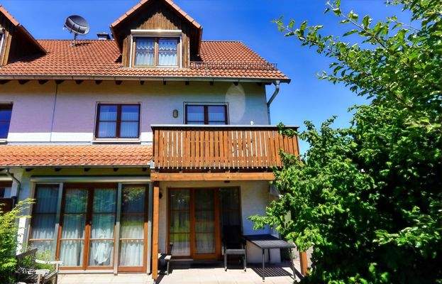 Hausansicht mit Terrasse