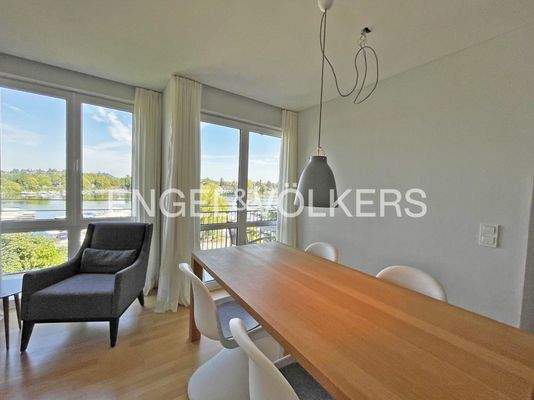 Essbereich mit Balkonzugang und Seeblick