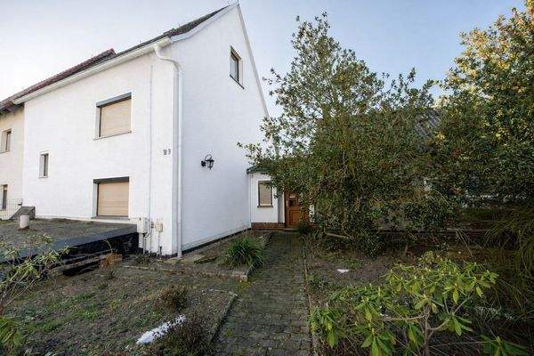 Beispiel Fassade weiß bereinigt KI Generiert